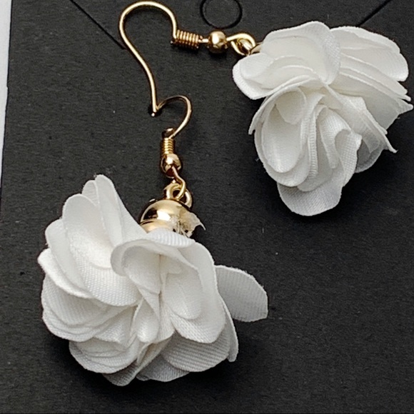 Jewelry - 🦋🦋 Boho Style Flower earrings NWOT